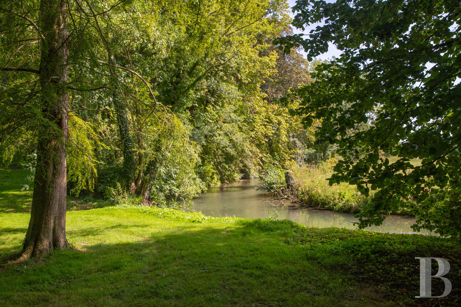 Dans le Perche, au nord-est de Bellême, une maison des 18e et 19e siècle au milieu de grands arbres  - photo  n°3